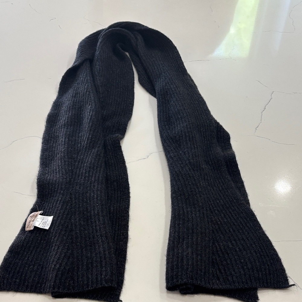 Note di Anita Elegant Black unisex Scarf 64 in long